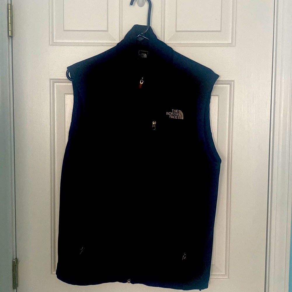 Black men’s Northface vest